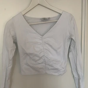 Vit topp från na-kd - Snygg croppad vit tröja från nakd x iva nikolina! Använd endast ett fåtal gånger och därför i bra skick!❤️‍🔥