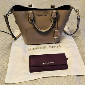 Michael Kors väska och plånbok 😜 - Michael Kors väska och plånbok 😜  Är i nyskick , har endast använt den max 5 ggr                       Säljes billigt, rensar ut hemma så MÅNGA annonser G👍. Så söker du något speciellt (märkeskläder, smik, parfym, jackor,skor mm ett mess..🌸 💌                                                                                                         Postas över hela Sverige, helst med rek. post för bådas säkerhet.
