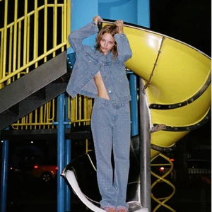 Glittriga Zara jeans - Säljer dessa skitsnygga slutsålda zarajeans med Rhinestones på eftersom det inte passade på mig💕 De är helt nya och oanvända, lappen finns även kvar! Strl 38 men de är små i storleken så funkar även för 34-36 beroende på passform💖💖 orginalpris: 559kr