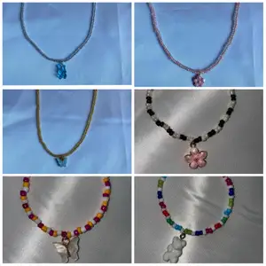 Pärlade smycken med berlocker🦋🧸🌸 dessa halsband kan ni köpa för 40kr och armbanden för 30kr🌸🧸🦋 ni kan välja färg och storlek själva 🦋🧸🌸