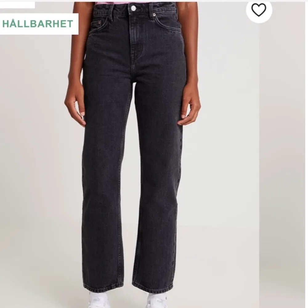 Jättefina jeans från weekday, köpta för 500kr. Jag har klippt dem lite som man ser men de är fortfarande fina. Frakt tillkommer . Jeans & Byxor.