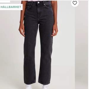 Jättefina jeans från weekday, köpta för 500kr. Jag har klippt dem lite som man ser men de är fortfarande fina. Frakt tillkommer 