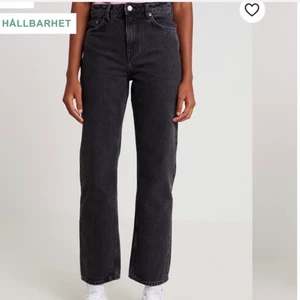 Jeans - Jättefina jeans från weekday, köpta för 500kr. Jag har klippt dem lite som man ser men de är fortfarande fina. Frakt tillkommer 