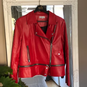 Röd skinnjacka - Sååå snygg röd skinnjacka ifrån neon rose! Normal i storlek, använd en enstaka gång. 