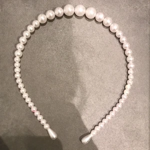 Pärldiadem  - Fint diadem som passar åldrana mellan 4-12. Bra skick 