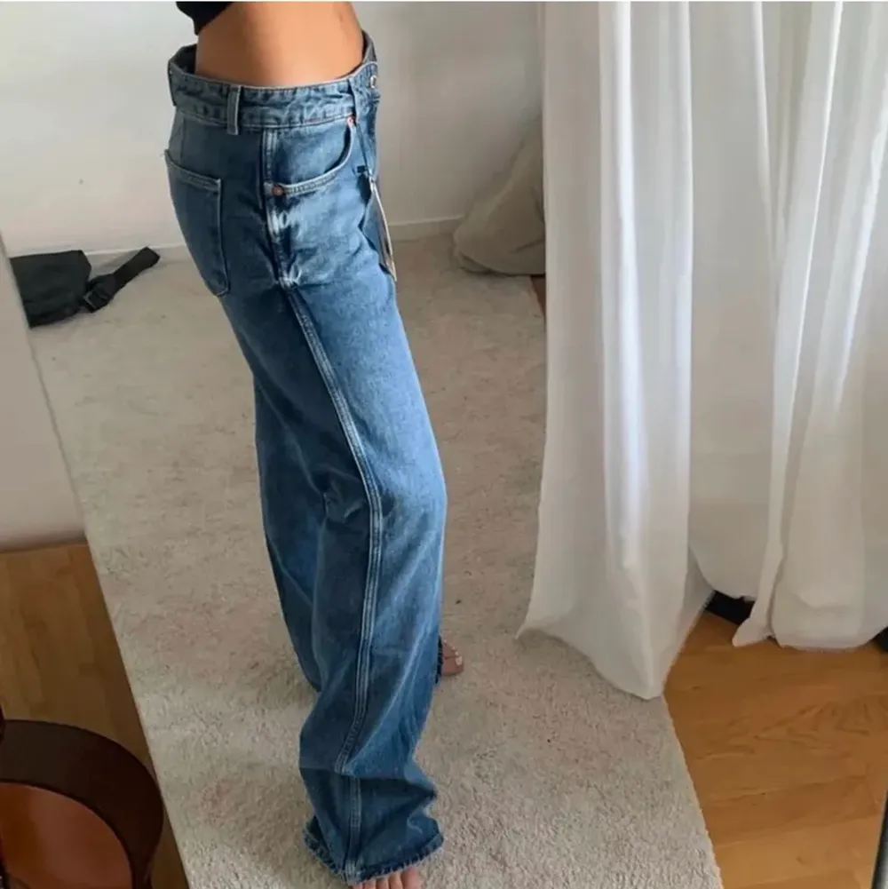 LÅNADE BILDER FRÅN PLICK💕 säljer mina jeans från zara använda ungefär 2 gånger då de tyvärr var för små för mig. Storlek 36! . Jeans & Byxor.