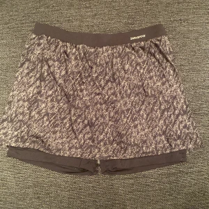 Jätte fint zara sport plagg💓🌸 - En grön svart kjol med svarta fast sydda idrotts shorts i. Jätte skönt material.💓💓🌸