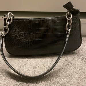 Baguetteväska - Säljer denna svarta baguetteväska då jag har alldeles för många väskor! Knappt använd!