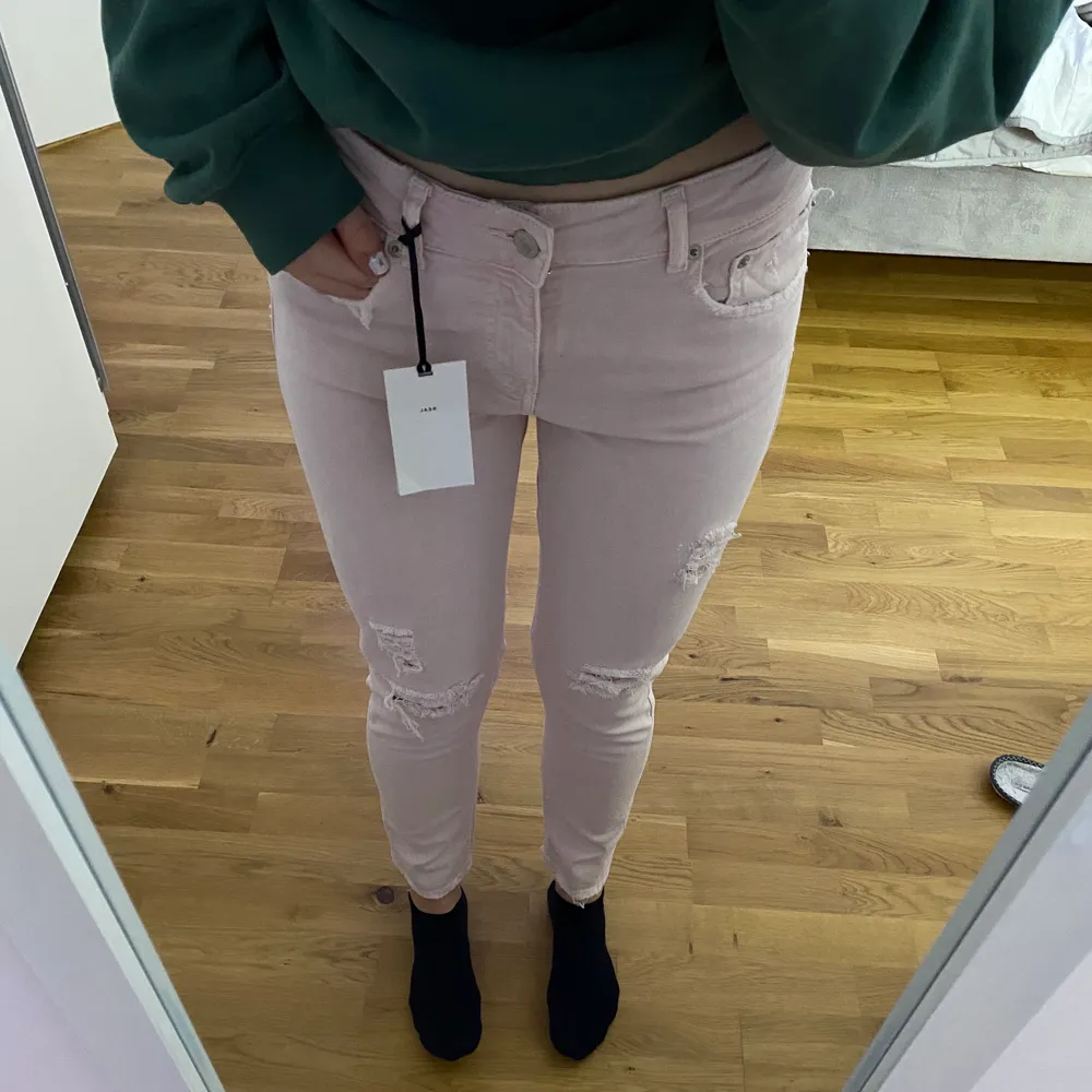 Rikigt coola och helt oanvända jeans med prislappen kvar från zara. Modellen the slim boyfriend. Tyrärr aldrig använda då de inte ör min stil. Storlek 38. För korta för mig som är 175cm. Köpta för 399. Köp för 60kr+ frakt. Jeans & Byxor.