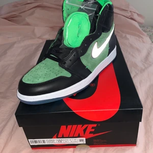 Jordan 1  - Hej! Säljer ett par helt nya Jordan 1 Zoom! Storlek 44! Cond:DSWT! För fler frågor så skriv gärna. 