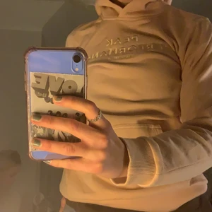 Peak performance hoodie - Super fin hoodie från peak performance!! Jättefin att ha till vanliga jeans elr typ en kjol! 🦋🦋🧚🏼🧚🏼🧚🏼✨✨