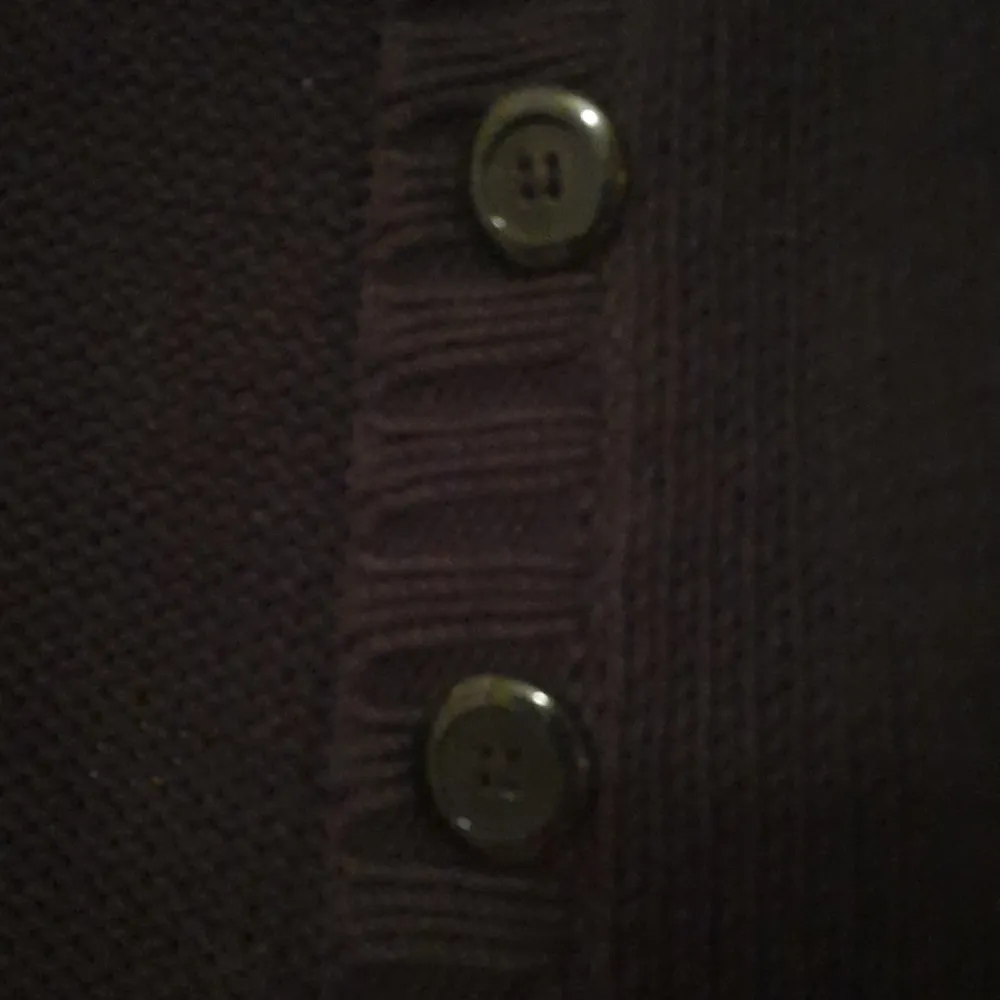 Svart, tröja, tjocktröja, knappar och i storlek M. 50 kr eller bud😊. Tröjor & Koftor.