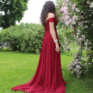 Balklänning  - En finklänning från dressroom Linné i storlek 36, använd endast under studentbalen. Den är alltså i topp skick. Köpt för 4800kr, säljer den för 3000 kr (frakten ingår), priset går att diskuteras! 