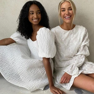 Nakd Vit klänning Strl 34 - Säljer denna superfina somriga klänningen från NAKD. Ny och slutsåld på hemsidan. Helt oanvänd med prislapp kvar! Pris exklusive frakt💛