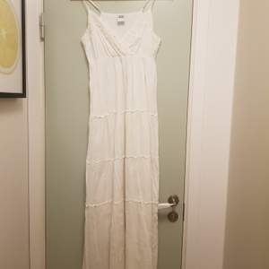 Jättesöt vit långklänning från Vero Moda 😍 Endast använd en gång så är så gott som nyskick!