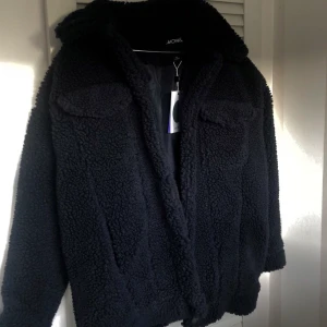 Teddy oversized jacket - Säljer denna mörkblå teddy oversized jacka som jag aldrig använt! Helt ny med prislapp kvar☺️ Sitter oversized på mig som är stl xs