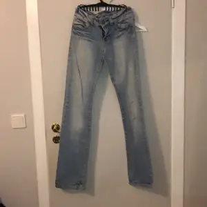 ONLY Jeans från VERO MODA, jättebra skick. Lågmidjade jeans som är utsvängda. Väldigt vintage