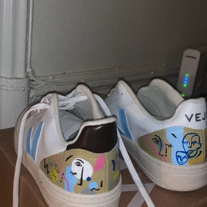 Custom - veja  - Nyinköpta veja målade av mig! Obs har en pytteliten fläck på högra skon på insidan av bakre fodret ( som kommer skavas av vid användning) se bild! 