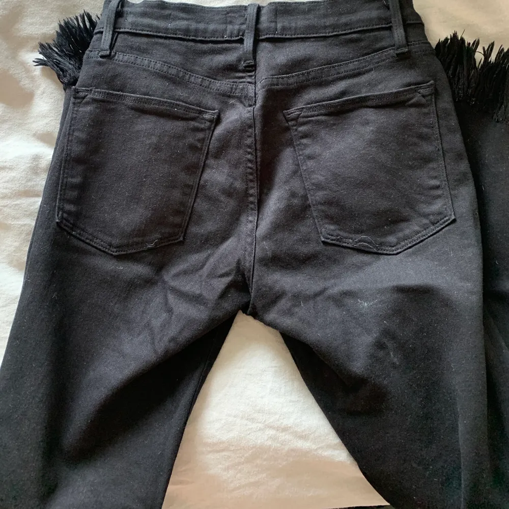 FRAME jeans, väldigt bra skick, stretchiga, storlek 25, svarta jeans med flärpar vid anklarna! . Jeans & Byxor.