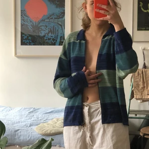 Finstickad oversizad kofta med dragkedja - Hänger bra över kroppen. Håller värmen bra trots tunn! Vid köp av flera plagg kan du få rabatt! 🤠