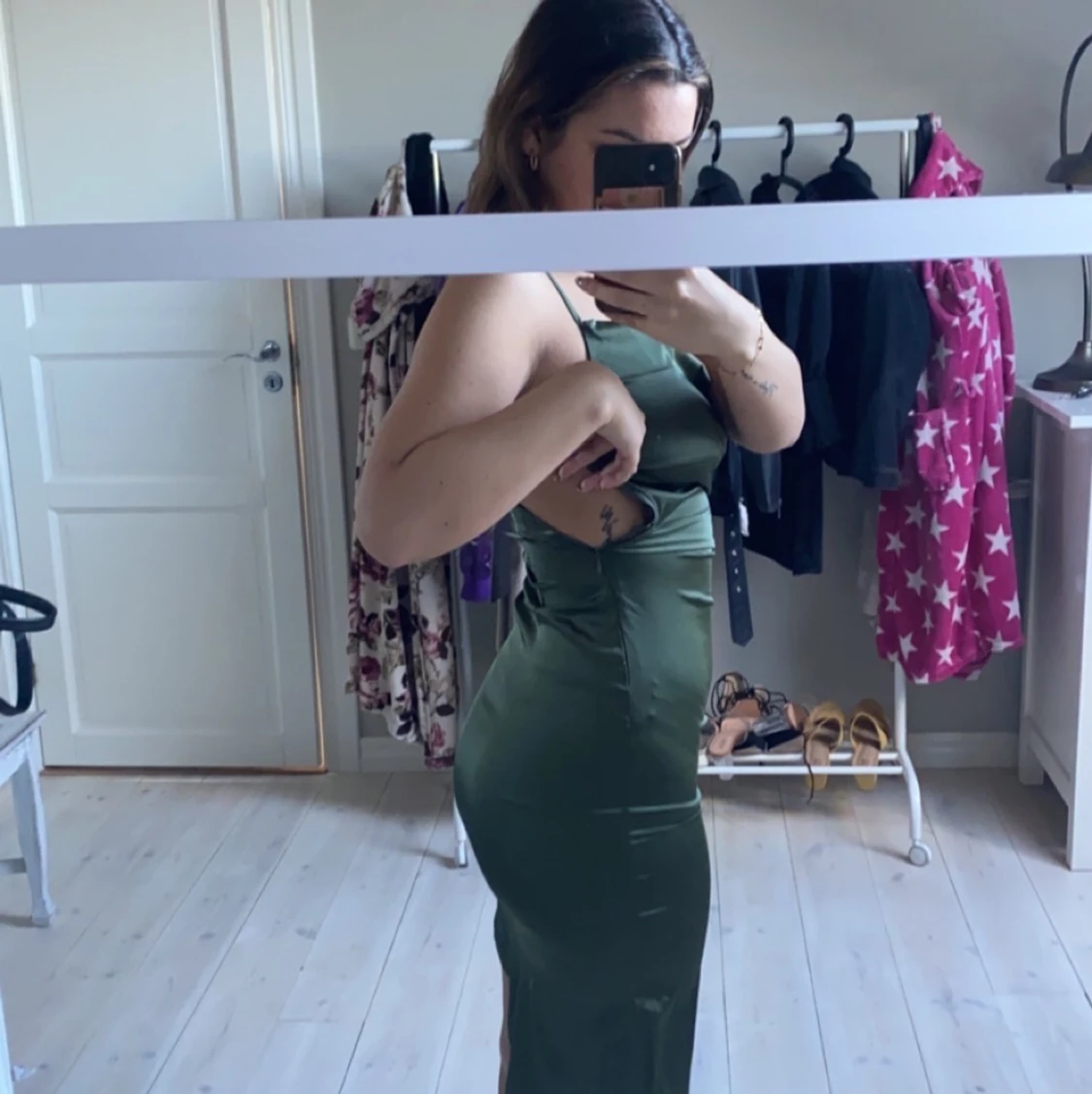 Grön satin klänning  - 91