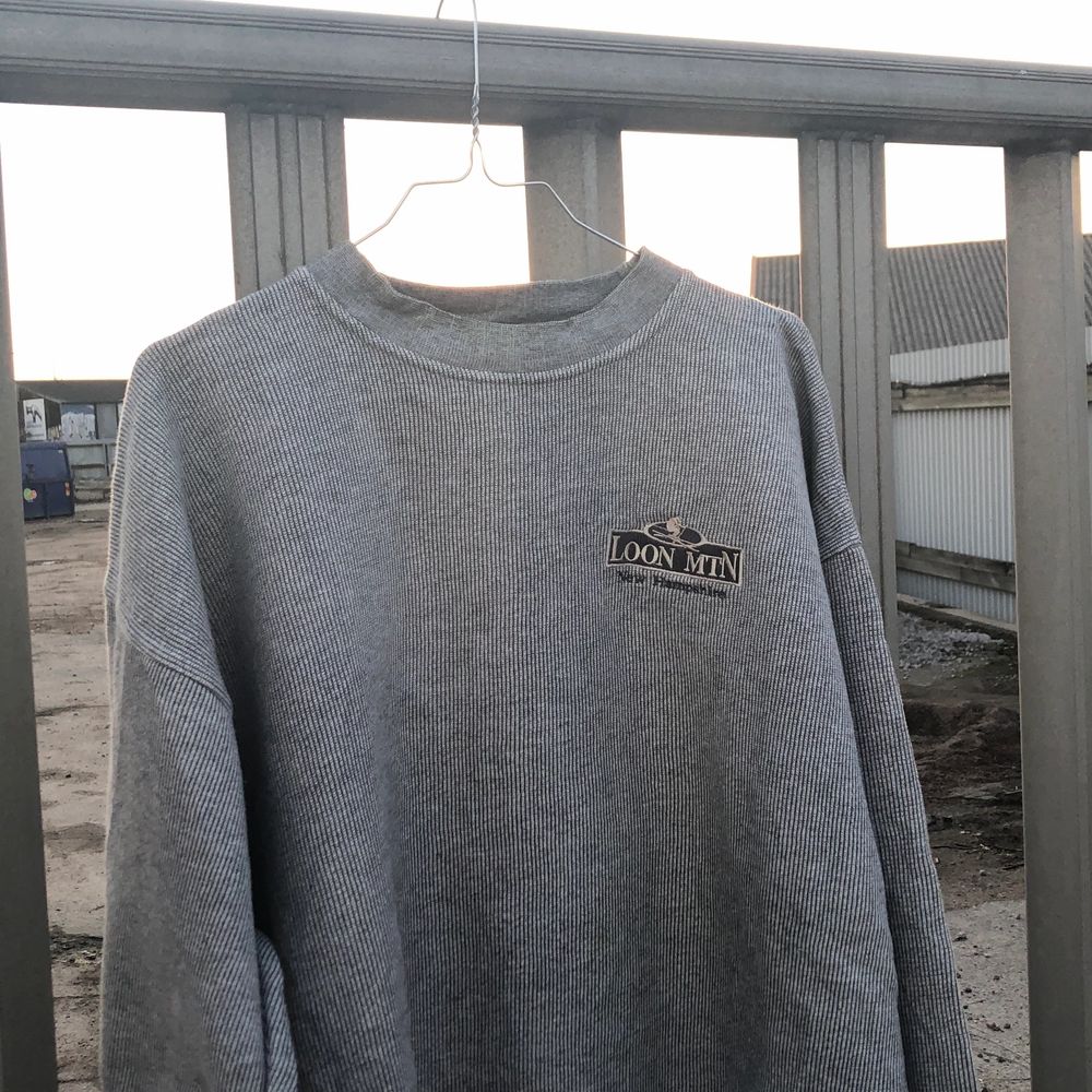 Vintage sweatshirt frĂ„n ett ski resort i New Hampshire, Loon MTN. Tröjan Ă€r i bra vintage skick, dock Ă€r den vĂ€lanvĂ€nd och det finns flĂ€ckar. De gĂ„r mest troligen bort i tvĂ€tten och detta Ă€r reducerat i priset. Tröjan Ă€r frĂ„n tidigt 00-tal och Ă€r en riktigt snygg tröja oavsett flaws. Tröjan Ă€r XL och skulle sĂ€ga att den Ă€r tts. Det Ă€r bara att skriva om du undrar nĂ„got och vill ha bilder etc, lĂ€s gĂ€rna bio innan dock! đ«đâ·. Tröjor & Koftor.