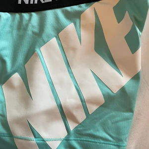 Nike tränings shorts - Säljer dessa Nike PRO shorts i en så fin blå färg. De är knappt använda så de är som nya. Skriv för mer info❤️