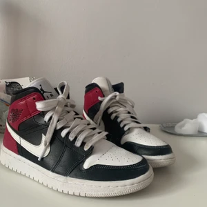 Jordans  - Jordans i storlek 38 använda 3/4 gånger, säljer då de tyvärr inte är min stil, säljer billigt då jag vill få de sålda snabbt, bud: 1000kr budgivningen slutas 17:00 idag