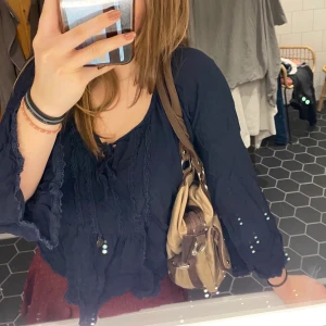 Marinblå blus - En marinblå Blus från tessie, säljer då den inte kommer till användning längre💗💗