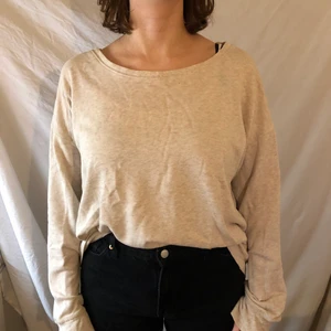 Cremefärgad tjocktröja - En fin cremefärgad lätt tjocktröja/jumper. Mysigt oversize och är jättefin instoppad i byxor! Funkar som storlek M med. Frakt tillkommer p-piller 50 kronor. 