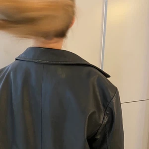 Skinnkappa  - Äkta skinn kappa i bra skick! Lägger ut den på nytt då de förra bilderna inte riktigt gav den rättvisa! Passar mig bra som är en m/s! Då är den lite oversize!