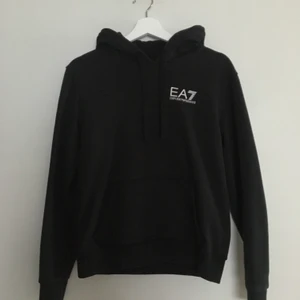 armani hoodie - äkta armani hoodie som passar båda killar och tjejer🦋 säljs då den inte kommit till användning så mycket som jag hoppats på, går att skanna qr koden på bild 3 för att se att den är äkta! passar både xs och s
