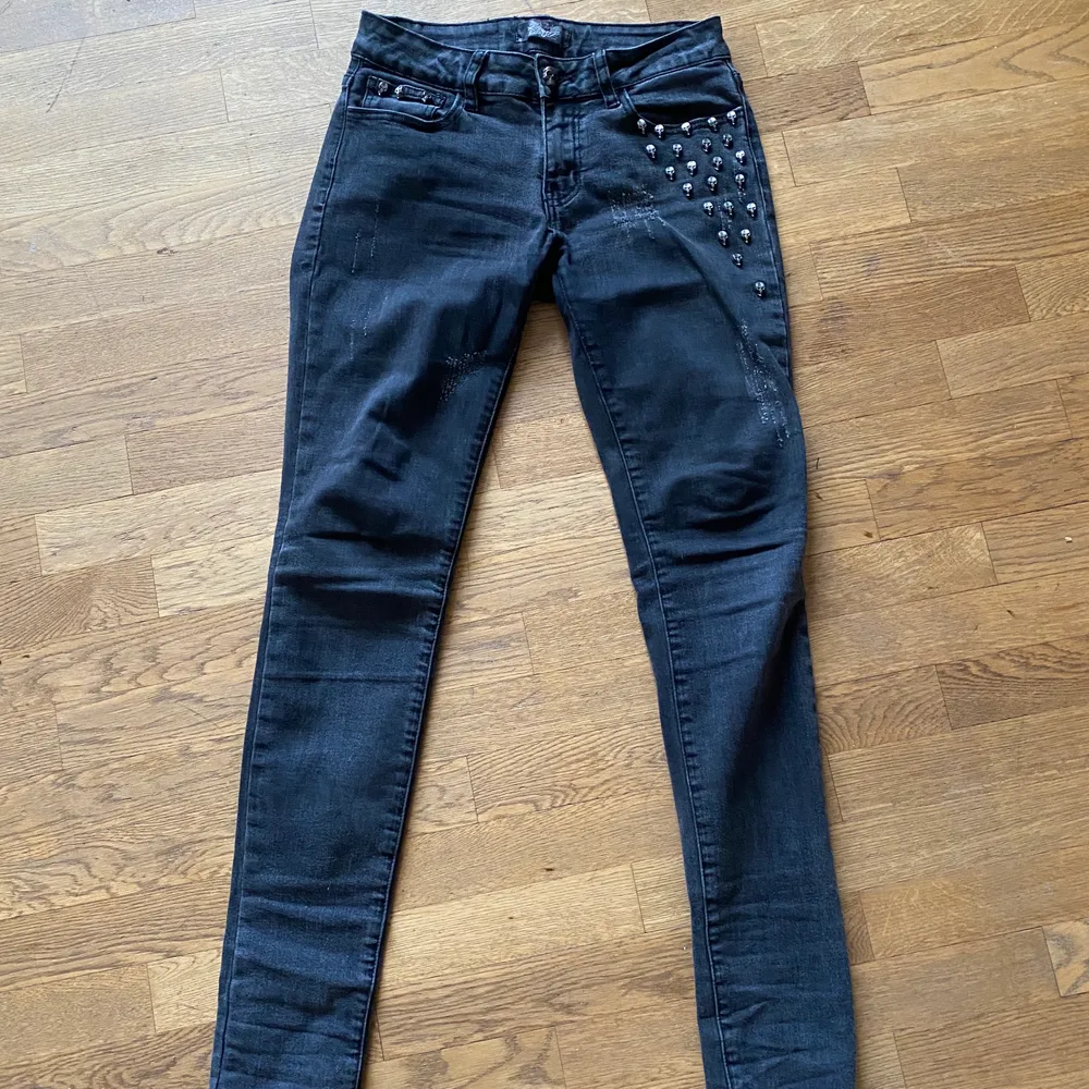 Coola jeans i fint skick med döskalle paljetter i stl. 36. Märket Rock Rebel. Hämtas upp i Malmö eller fraktas för 88kr. Jeans & Byxor.