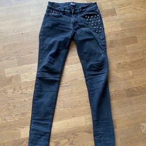 Jeans punk/rock  - Coola jeans i fint skick med döskalle paljetter i stl. 36. Märket Rock Rebel. Hämtas upp i Malmö eller fraktas för 88kr