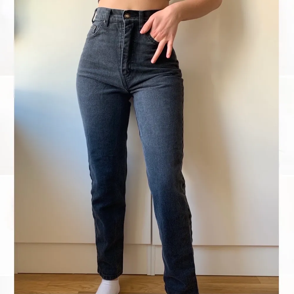 Svarta raka autentiska jeans. Personen på bilden är 163 cm. Vet ej exakt storlek men små i storlek, så skulle säga xs. Nypris: 600 kr säljer för: 250 kr. Jeans & Byxor.