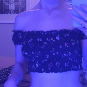 Blommig topp  - Supergullig sommaröverdel som var min favorit förra sommaren, men börjar tyvärr bli för liten. Väl använd men fortfarande fint skick. Storleken är XS men passar bra på S!