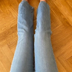 Coola jeans  - Snygga jeans, storlek 40 så ca. M :) de är lite korta mig mig som är 185cm👍🏼