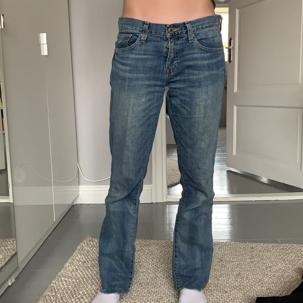 Snygga lowrise jeans från vintage, hon på bilden har storlek 25/26 men byxorna är storlek 28. Bud börjar på 250.. Jeans & Byxor.
