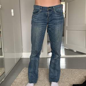 Snygga lowrise jeans från vintage, hon på bilden har storlek 25/26 men byxorna är storlek 28. Bud börjar på 250.