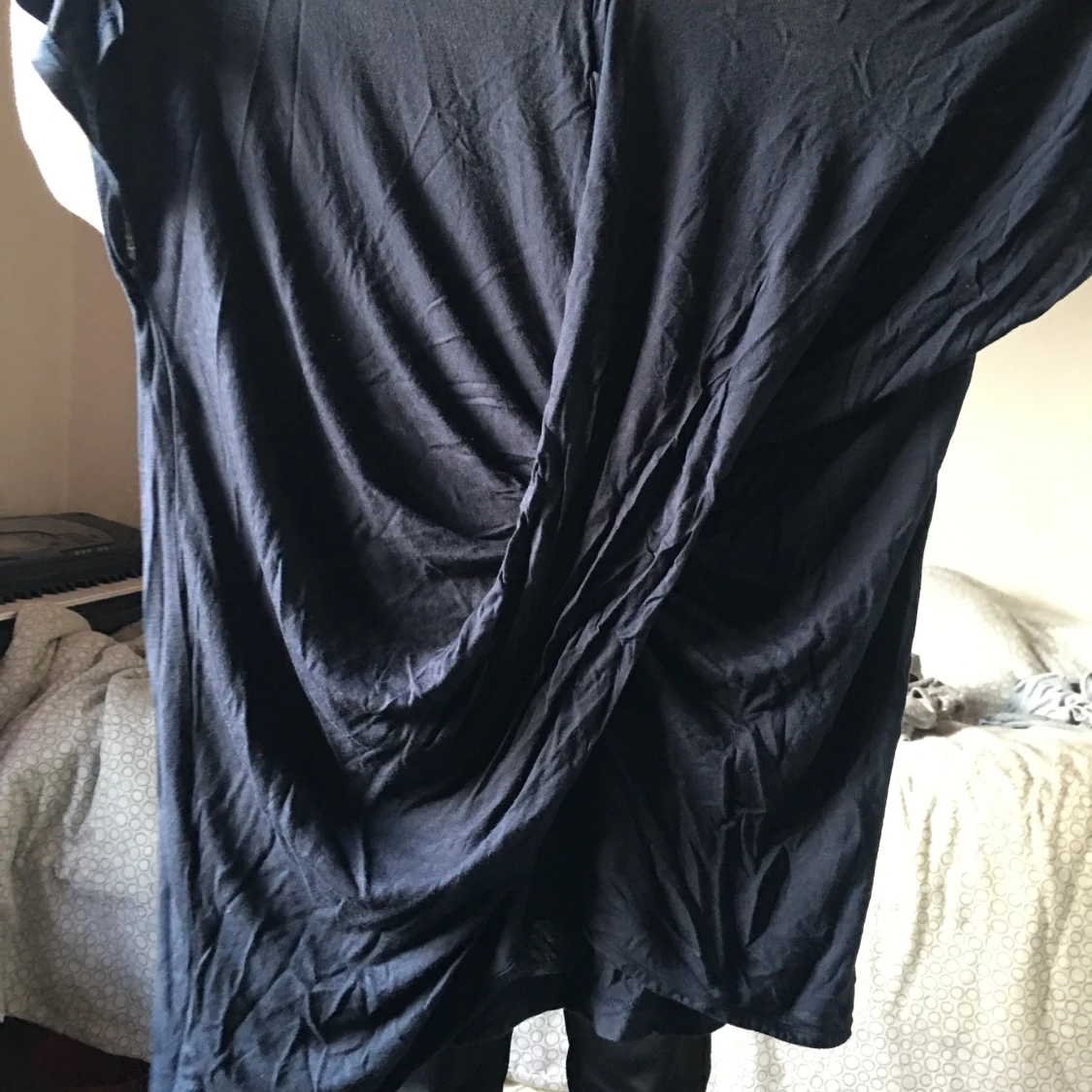 Mörkblå tröja med detaljer