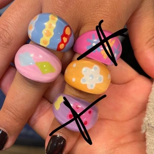 Färgglada ringar i akryl - Jätte snygga ringar i akryl i storlek 16/17 (S/M), 1st för 40kr 2 för 60! Frakten kostar ungefär 14kr!! 