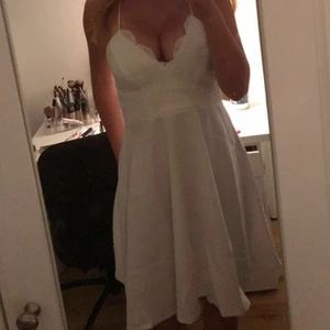 Klänning - Säljer min skolavslutnings klänning som endast kom till användning i ett par timmar en dag. Ser oanvänd ut. Köpt på bubbelroom för 599 kr. Mitt pris 280 kr men pris kan diskuteras.