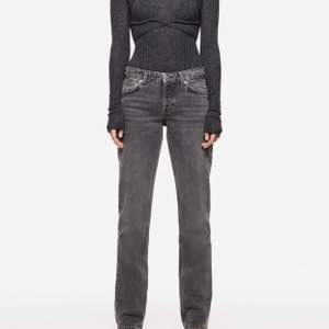 De populära Zara-jeansen i grått. Helt nya m prislapp kvar! STRLK 36✨Buda från 250kr!💗💗 BUD: 400kr💗✨✨KÖP DIREKT FÖR 450kr!!✨✨