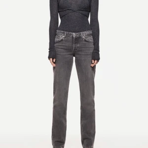 Zara jeans gråa raka - De populära Zara-jeansen i grått. Helt nya m prislapp kvar! STRLK 36✨Buda från 250kr!💗💗 BUD: 400kr💗✨✨KÖP DIREKT FÖR 450kr!!✨✨