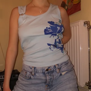 90s linne - Fint 90sinspirerat linne med en metallring som dekor,mycket gott skick! Storleken är mindre i verkligheten, än vad som står. Kan mötas upp! Frakt ingår ej!