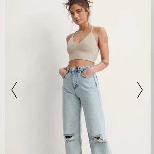 Jeans med vida ben  - Säljer dessa fina byxor pga att det var lite för stora, helt oanvända i storlek 34. Original pris 349.