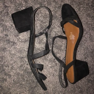 Klackskor - Svarta klackskor st 40, funkar för 39 :)))