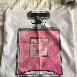 💖Chanel kuddfodral💖 - Intressekoll på detta fina kuddfodral! Köpt för 299kr för tre år sedan 