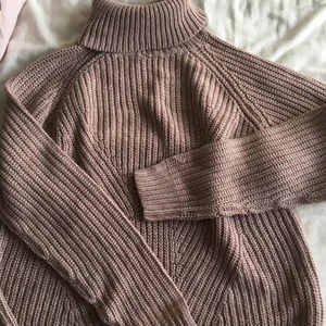 Begie stickad tröja med krage  - Säljer denna otroligt sköna tröja som absolut inte sticks 🧶 liten för i vara en m! Passar mig som är s