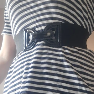 Resårskärp - Resårskärp perfekt att kanta en liten topp med eller för att bälta en klänning eller t-shirt. Ger en väldigt definierad midja. Är 66cm i utspänt läge och kan sträcka ut den till 94cm. Skulle dock rekomenda på en midja runt 70-80, men det beror också på hur man vill att den ska sitta, så det får man lite avgöra själv :)